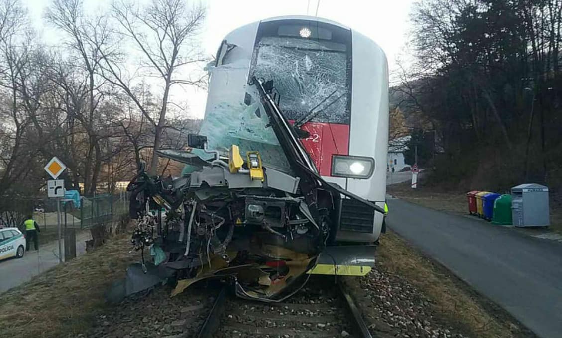 V Banskej Bystrici sa zrazil osobný vlak s autobusom. Hasiči na mieste zamedzujú úniku plynu
