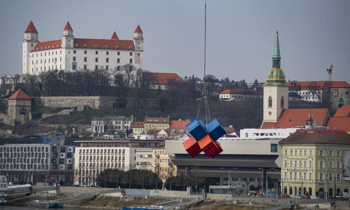 15 mŕtvych z toho 4 deti. Oporný múr sa zrútil priamo na spiace rodiny