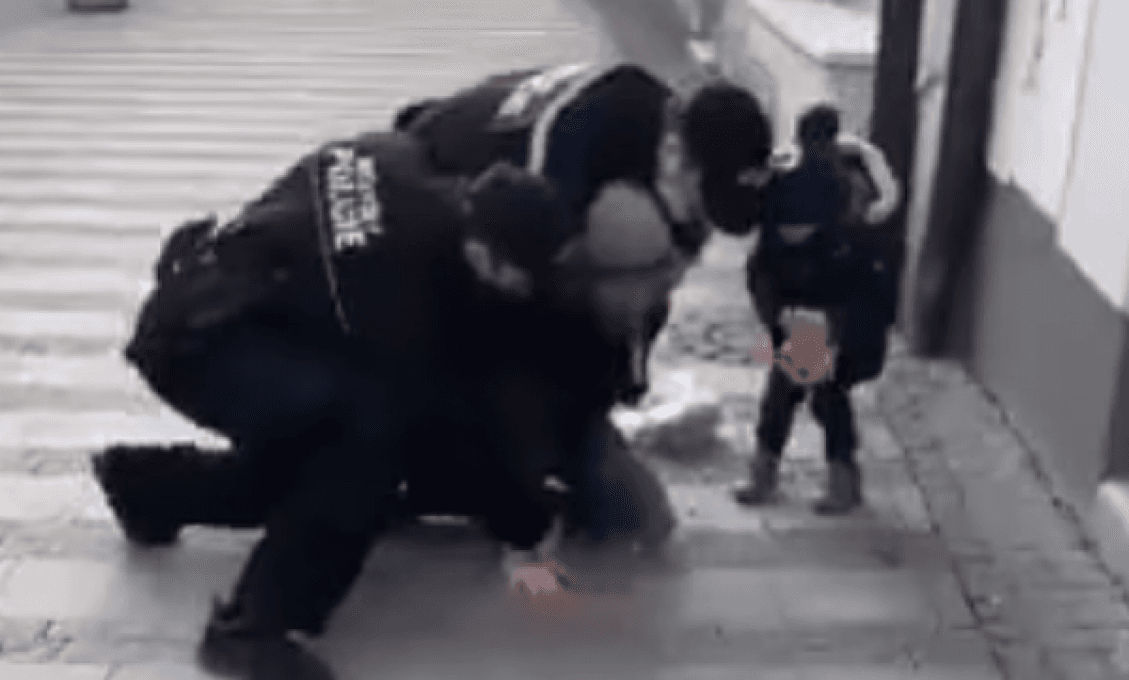 Škandál: Mestskí policajti napadli muža bez rúška pred očami jeho synčeka (VIDEO)