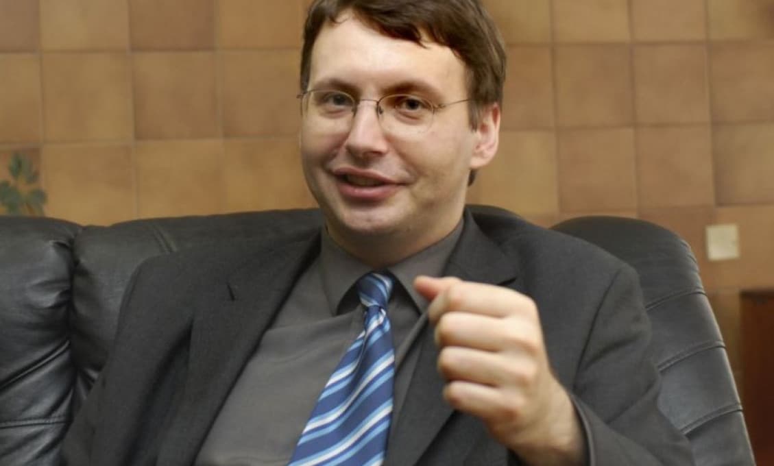 „Obmedzovať opustenie štátu je protiústavné,“ tvrdí Skalský. „Vláda to urobiť môže,“ oponuje Baraník