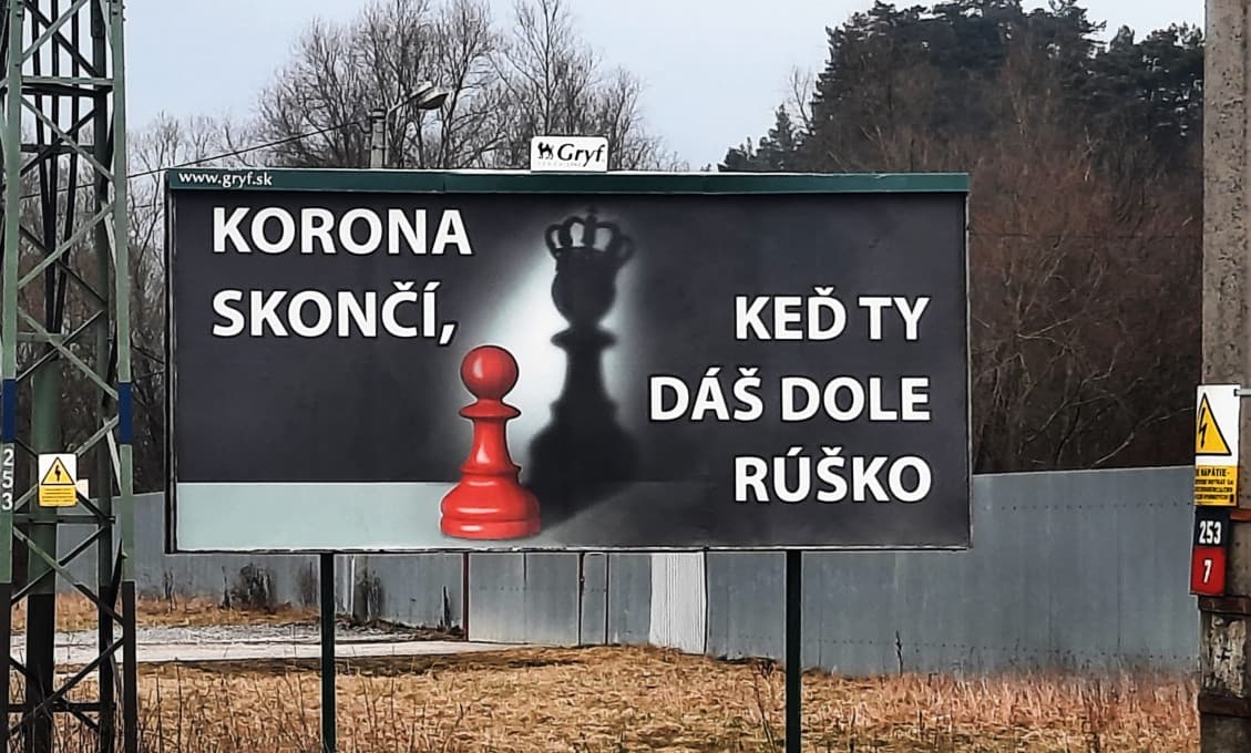 Polícia rieši billboard, na ktorom je slogan o sňatí rúška z tváre. Nemá dôležitejšiu prácu?