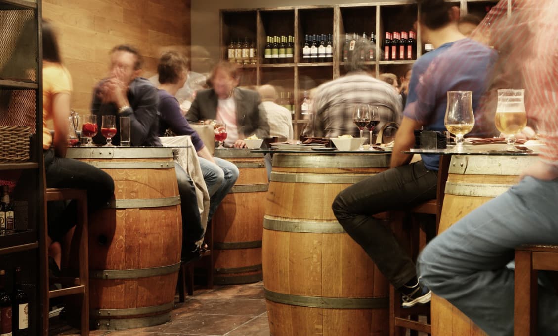 Fínsky bar našiel medzeru v zákone. Svojich zákazníkov zamestnal