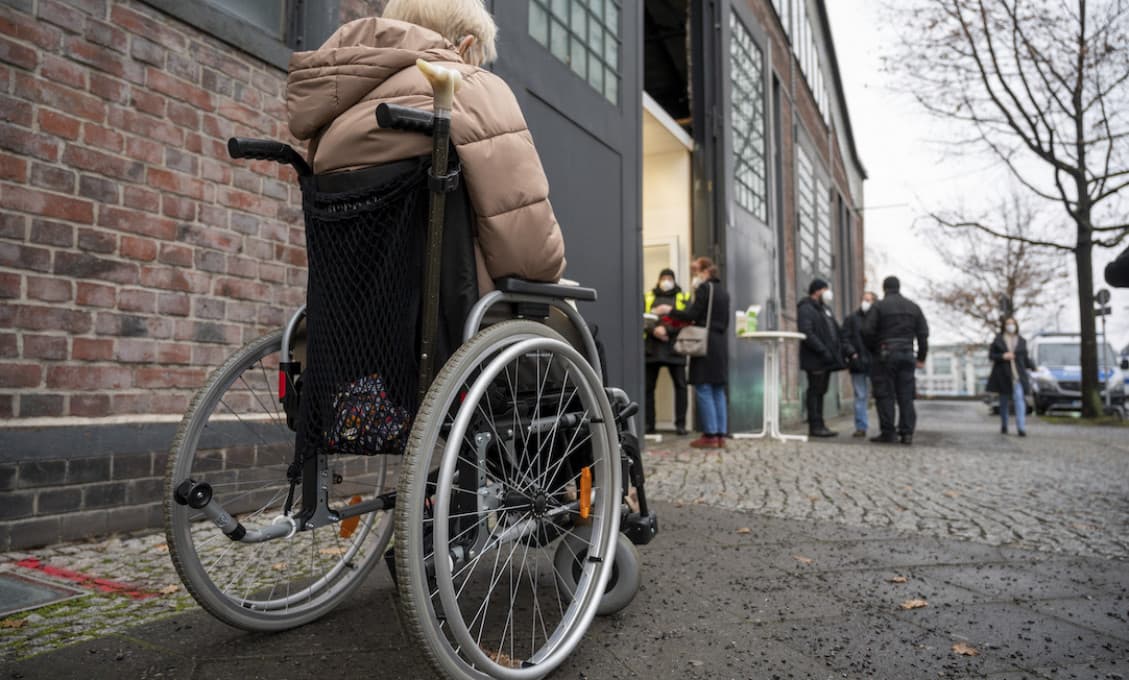 Ohnisko nákazy v očkovacom centre v Berlíne? Problémy s hygienou, chorí lekári, personál aj očkovaní