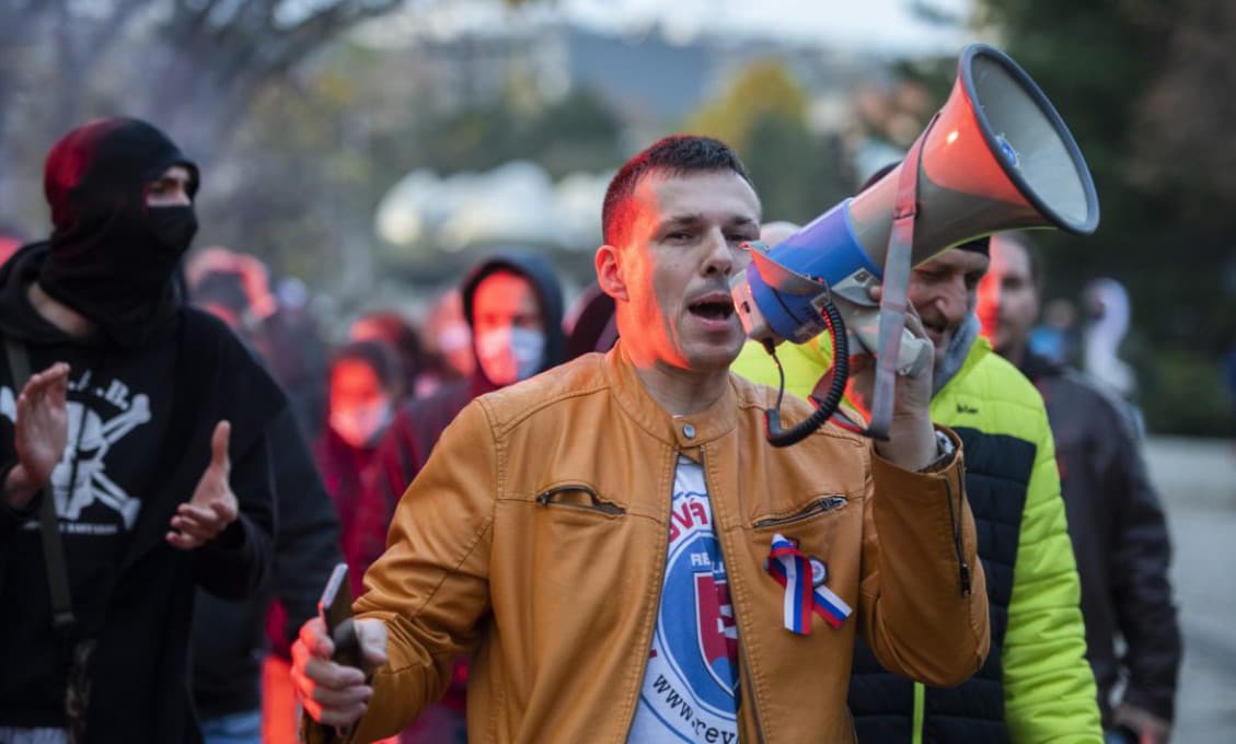 Povinnosť nosiť rúško sa našich politikov asi netýka. Čo na to polícia?