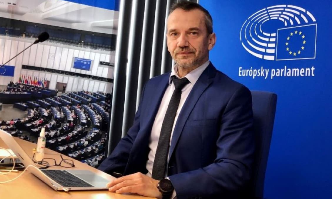 Hajšel nechápavo krúti hlavou nad neschválením Ivermectinu a odmietaním Sputniku v EÚ