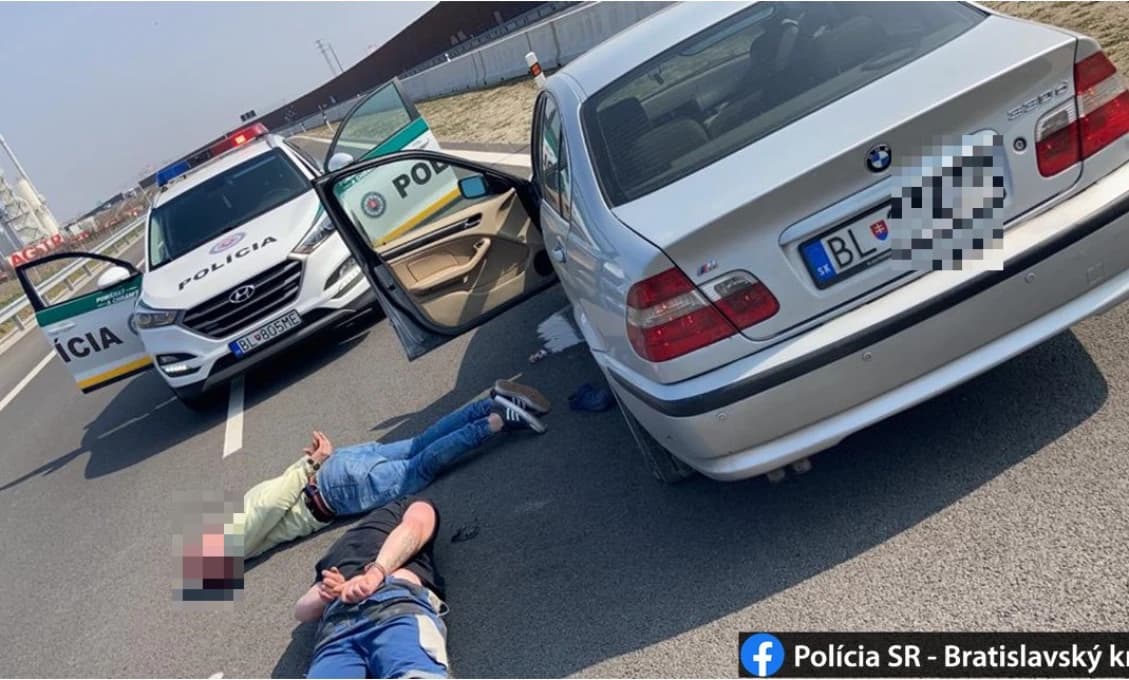 Policajná naháňačka na diaľnici D4: Vodiča BMW zastavil až náraz po prestrelení pneumatík
