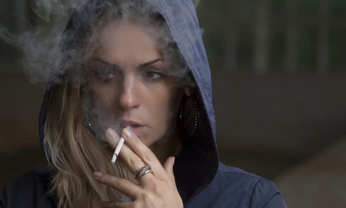 Pozor! Zapáliť si cigaretku na ulici nesmiete, može vás to stáť až 1 659 eur