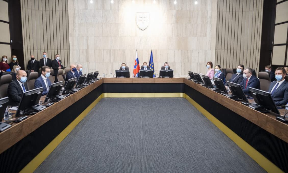 Kollár chce vyriešiť krízu do stredy, Pellegrini sa obáva nárastu OĽANO