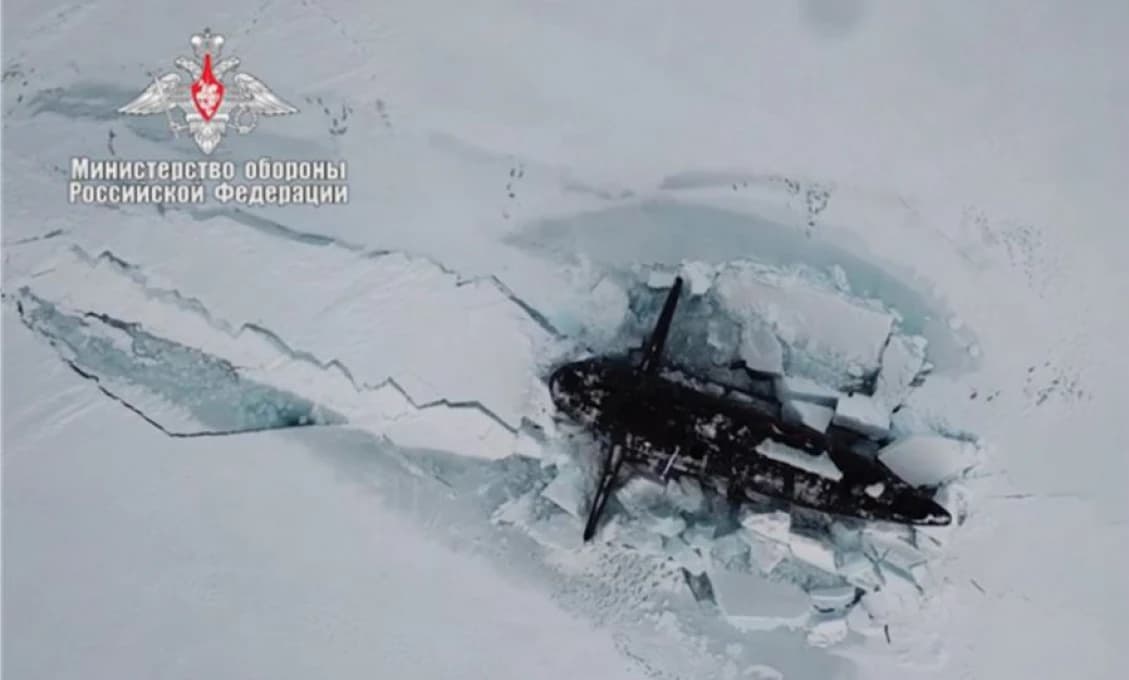 Tri jadrové ruské ponorky s balistickými raketami sa vynorili spod polárneho ľadu na dostrel od USA