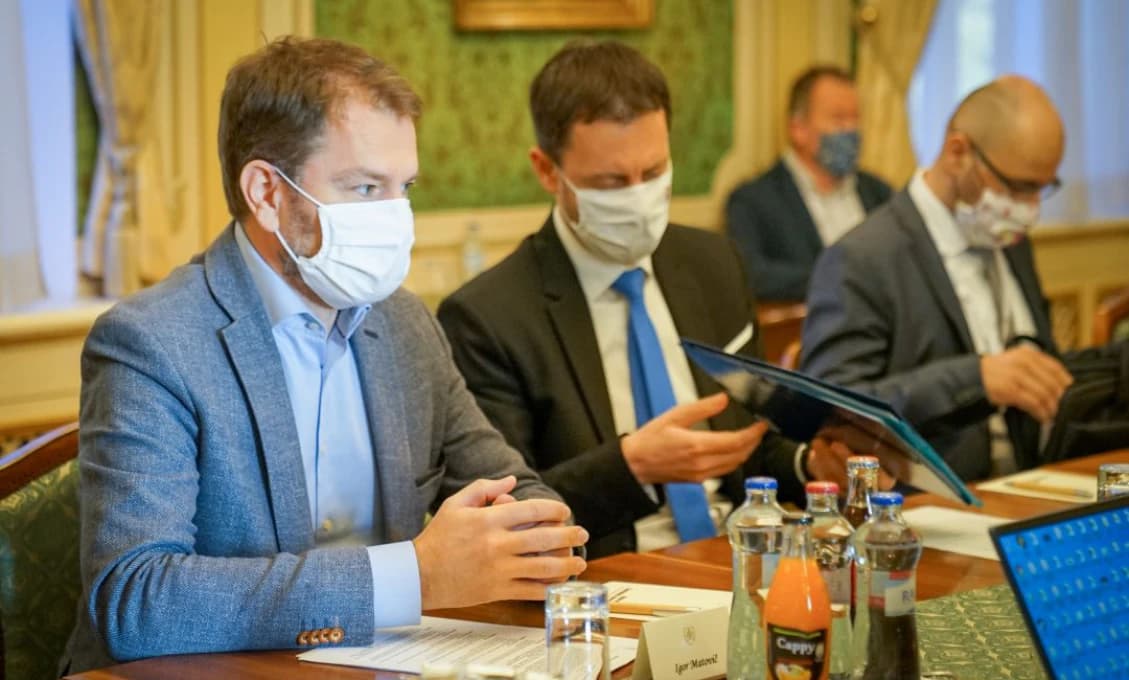 SIS varuje pred Nočnými vlkmi, Blaha a spol. za nimi lietajú priamo do Moskvy. Kde je tá bájna "jednotná línia" v zahraničnej politike?