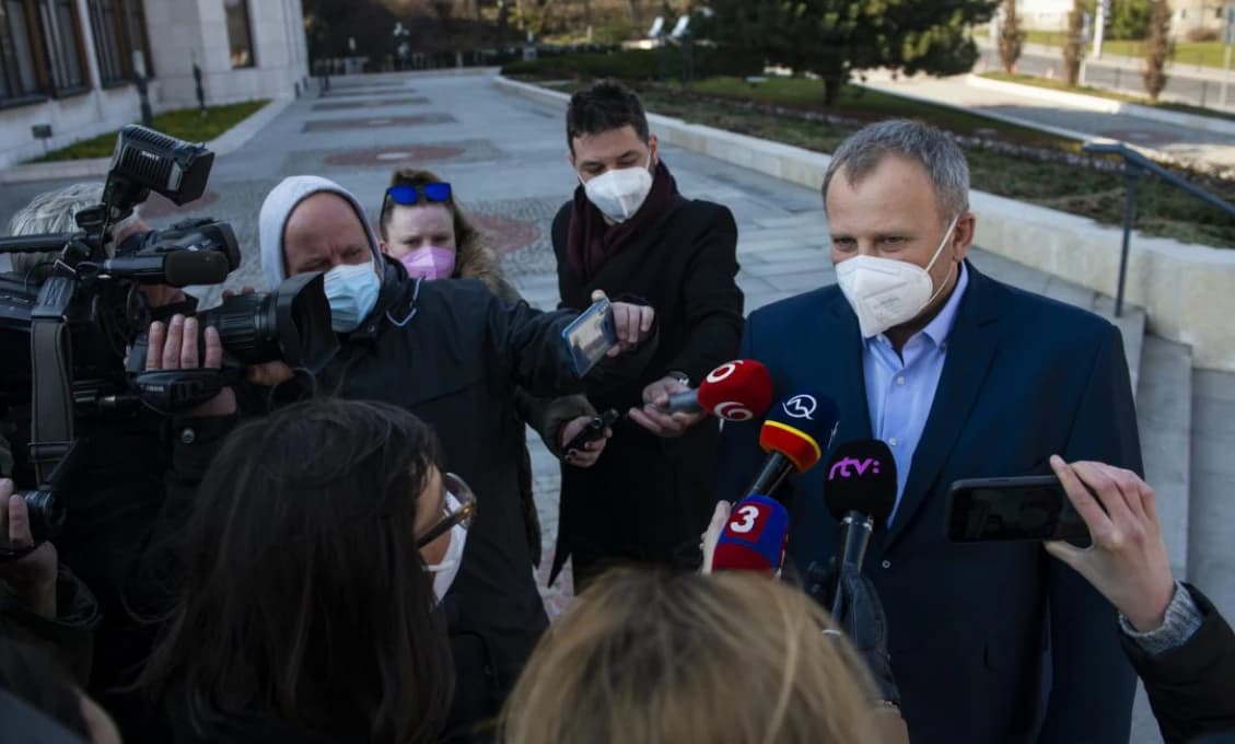 TRAGÉDIA: 18-ročný mladík neprežil skok z okna, jeho matku previezli do nemocnice. Je v kritickom stave