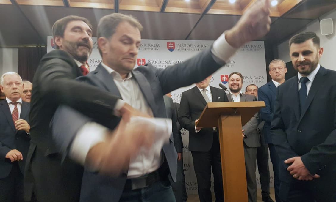 Blanár: Rok žili prevádzkovatelia holičstiev z úspor a zadlžovali sa. Vláda na nich kašle, tak otvoria