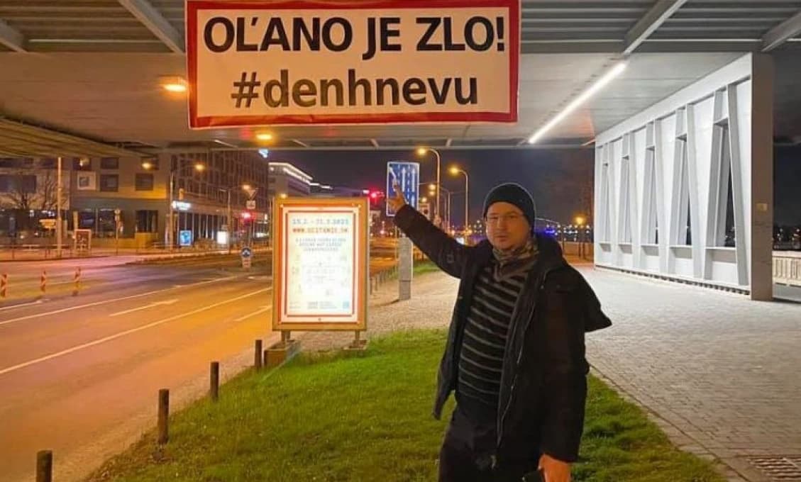 „OĽaNO je zlo!“ znie na transparente, ktorý vyvesil Juraj Draxler v noci v hlavnom meste