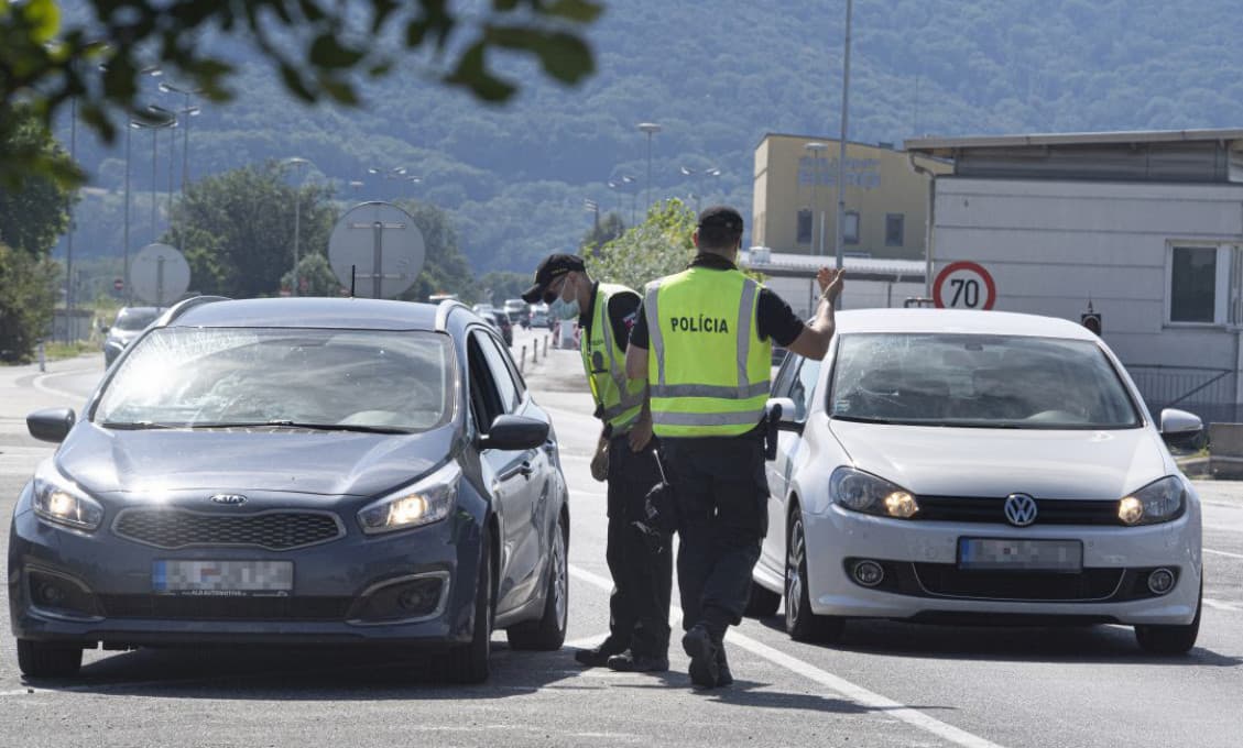 Polícia začala s intenzívnymi kontrolami na cestách, vodiči sa môžu zdržať