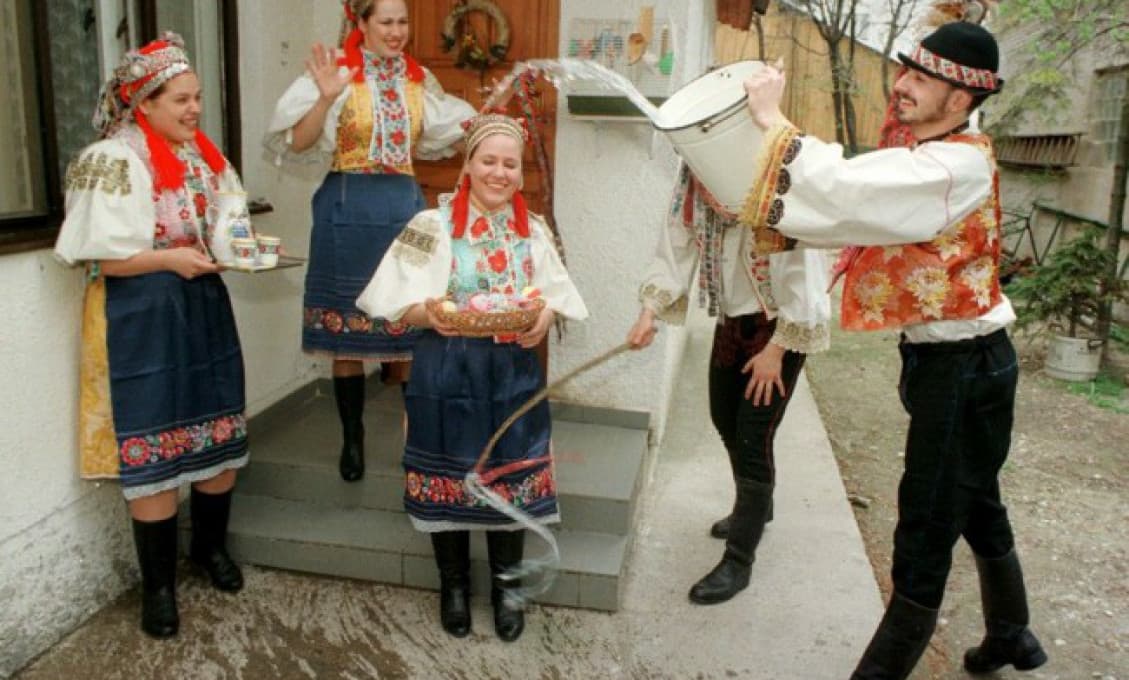 Čarnogurský varuje: Keď sa v Bruseli dozvedia, že na Veľkú noc ženy oblievame a šibeme, zakážu nám to!