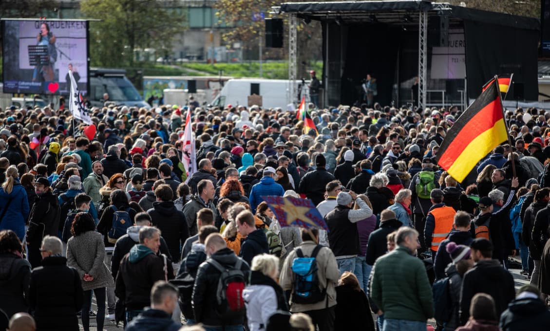 Tisíce ľudí vyšli v Stuttgarte protestovať proti covidovým opatreniam