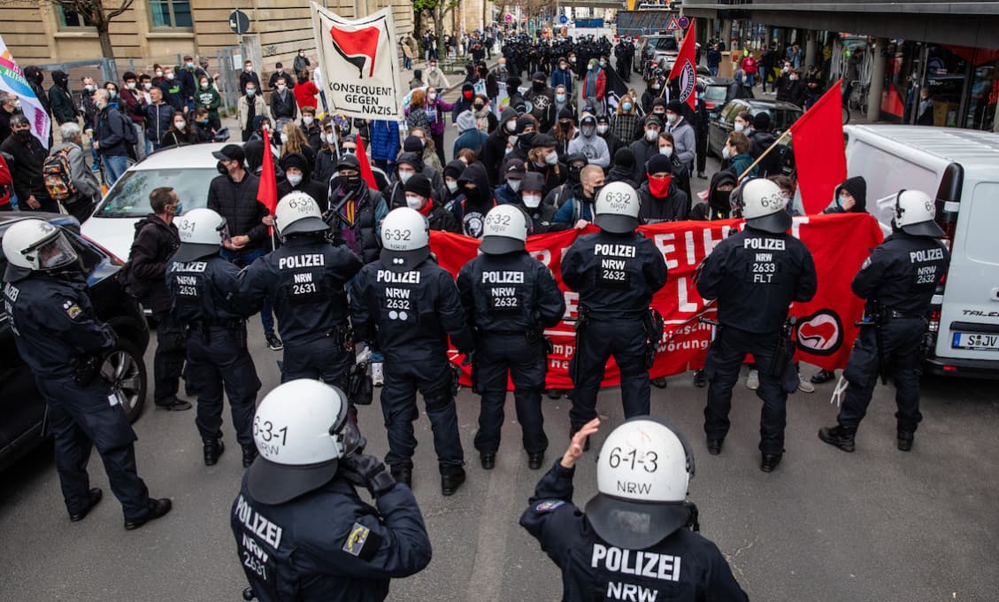 Európou otriasajú vlny protipandemických protestov. Média na Slovensku o tom mlčia