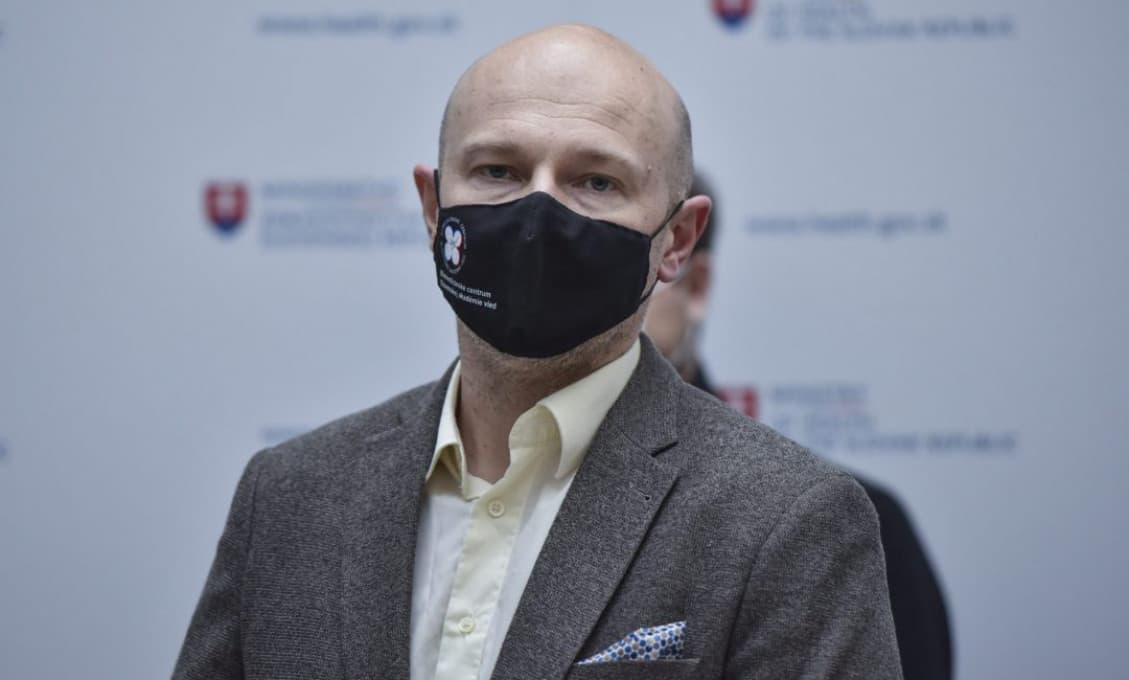 "Ak nebude očkovanie globálne, my sa môžeme snažiť zbytočne," hovorí virológ