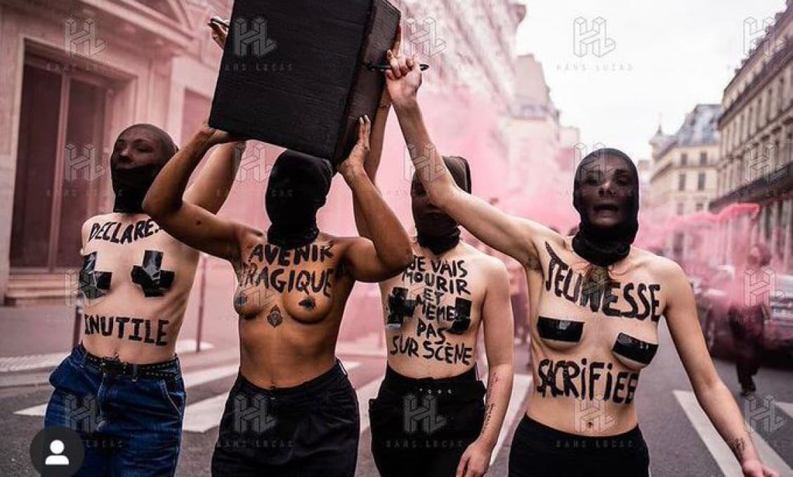 V Paríži protestovali nahí umelci: „Zomrieme, ale nie na javisku“