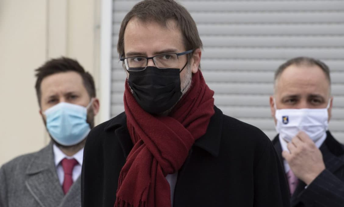 Je tu strašiak krvných zrazenín, no ľudia sa aj tak v rade na AstraZenecu predbiehajú, tvrdí Szalay
