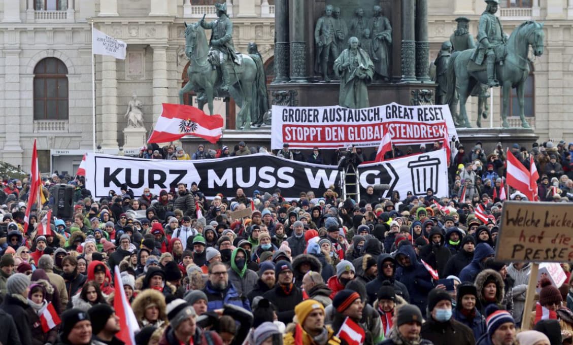 Na proteste proti pandemickým opatreniam vo Viedni zadržali 14 osôb. Chceli preraziť policajné bariéry