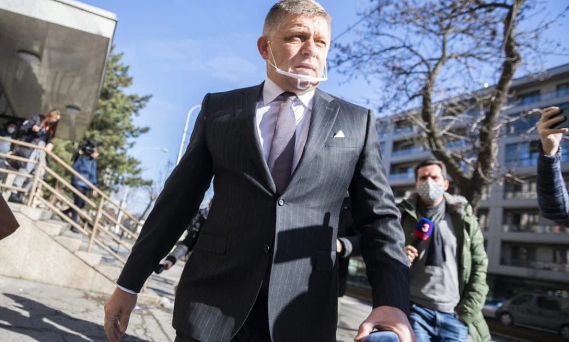 Robert Fico vysvetlil, prečo nosí namiesto respirátora priesvitný štít. Jeho dôvod vás dostane