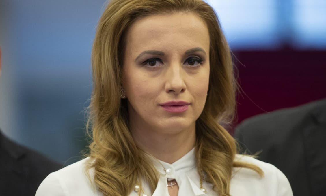 To je ale hanba! Pčolinská si napísala ospravedlnenku, nezvláda sedieť v parlamente. Ale plat dostáva aj naďalej