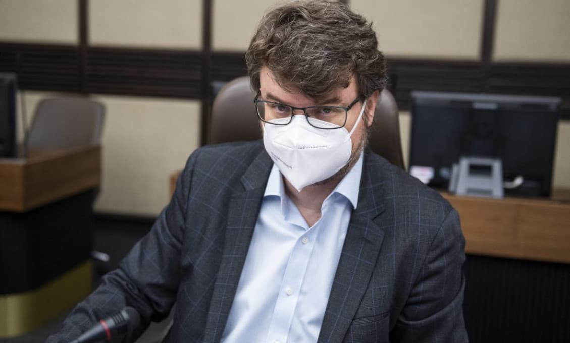 Firmám poslancov sa kopia dlhy. No naše zákony tvrdia, že by podnikať vôbec nemali