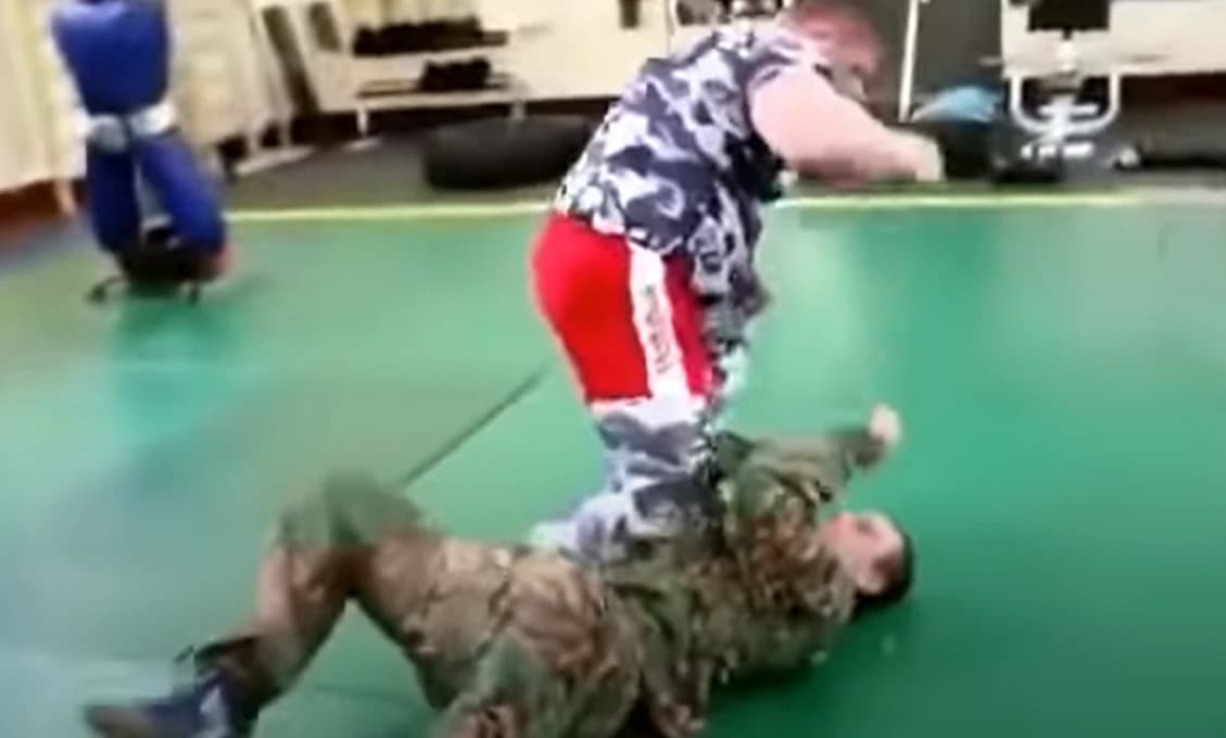 Ruský bojovník v MMA parádne „vyprášil“ vojakov zo špeciálnej jednotky (VIDEO)