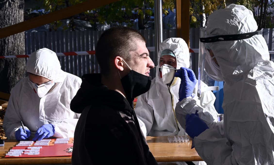 Prekonali ste COVID-19? Výnimku zo zákazu vychádzania a povinného testovania máte až 180 dní
