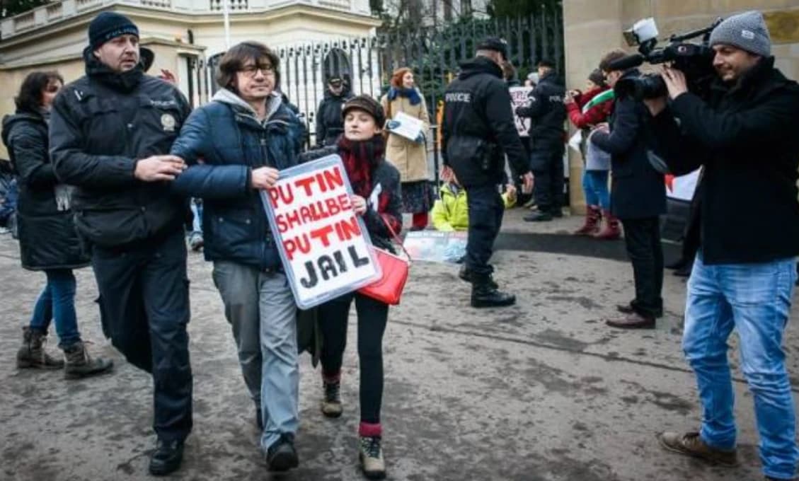 "Putin je vrah!" Pri protestoch pred ruskou ambasádou v Prahe zasiahli ťažkoodenci