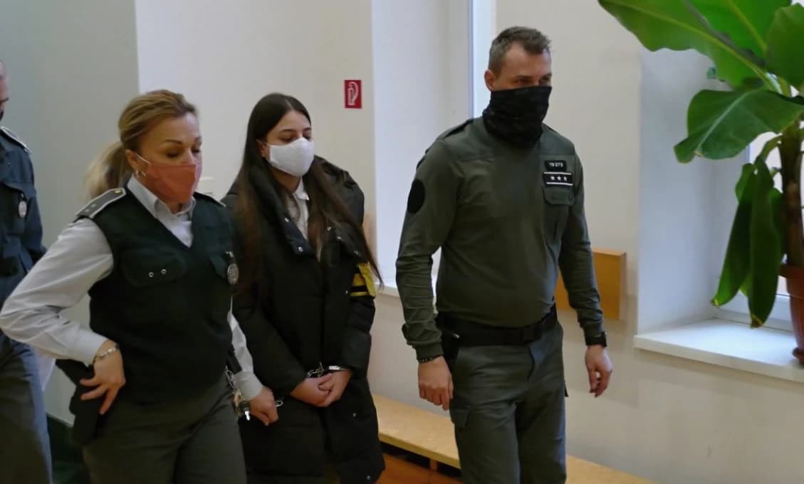 Začína pojednávanie s gymnazistkou Juditou za vraždu spolužiaka. Čo jej hrozí?