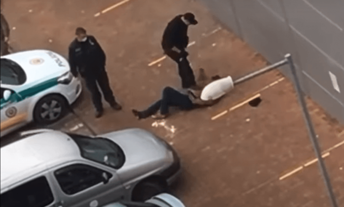 Brutálny zásah polície. Takto podľa mužov zákona vyzerá heslo: Pomáhať a chrániť! (VIDEO)