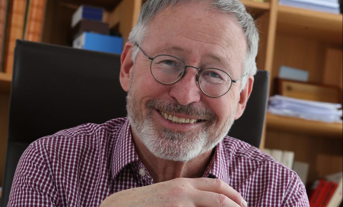 Biochemik Hostomský: Rúška vonku sú absurdné a sú len symbolom podriadenosti. „Nosiť to nebudem,“ odkázal