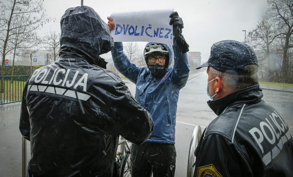 Tisíce ľudí v Ľubľane žiadali demisiu slovinskej vlády a predčasné voľby