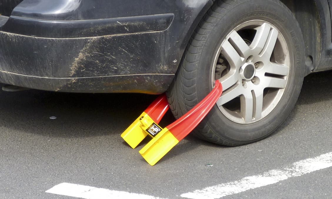 Pozor na nepovolené parkovanie v obciach. Drastické pokuty sa stávajú zlatou baňou samospráv
