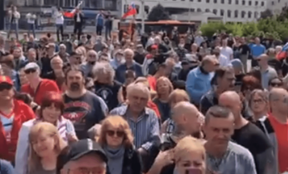 Slovensko opäť povstalo proti vláde. Na uliciach a námestiach boli tisícky nespokojných ľudí (VIDEO)
