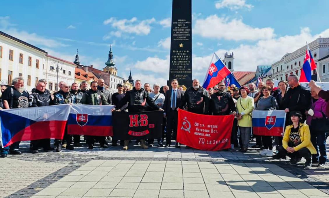 Noční vlci kládli v Banskej Bystrici vence osloboditeľom - Radnica ich pokutovala a vedenie odkázalo, že zneužívajú históriu!