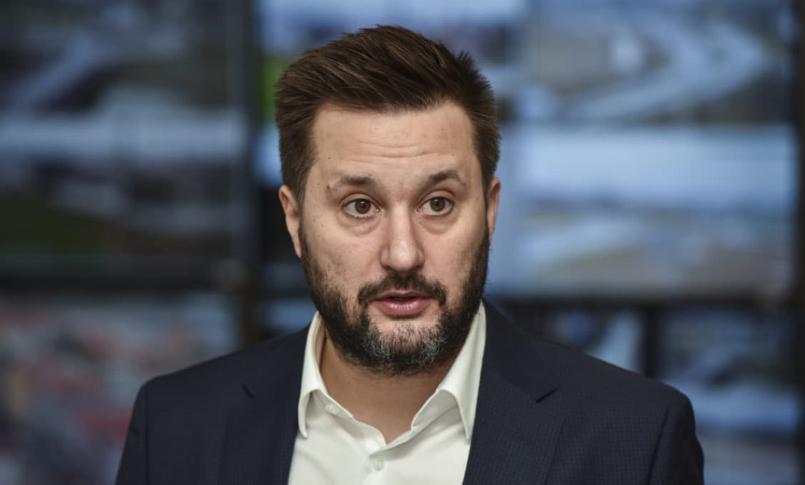 Matúš Vallo sa dal očkovať a vychválil pri tom Billa Gatesa. Komentár potom zmazal