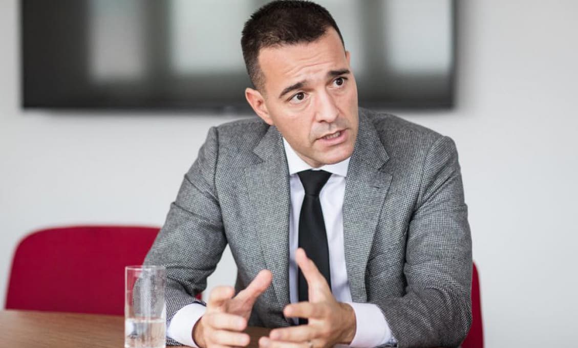 Drucker: "MOMky sú obrovským biznisom ľudí z OĹaNO, nový štátny tajomník na nich zarába 300 000 mesačne!"