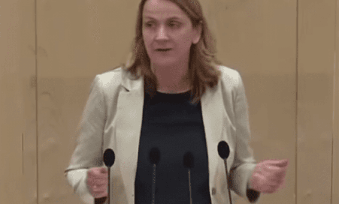 Šokujúce vystúpenie rakúskej poslankyne: „Náš odpor ešte pocítite. Deti si očkovať nedáme!“