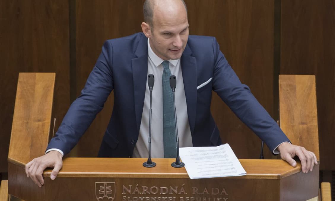 Politológ Jozef Lenč : Paranoidný premiér, OBYČAJNÍ intrigáni a kult osobnosti
