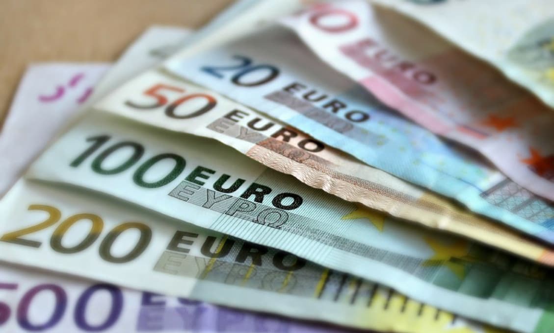 "Nie očkovanie, ale hotovosť je skutočná sloboda. Nenechajte sa ovládať bankami!" vyzýva aktivista