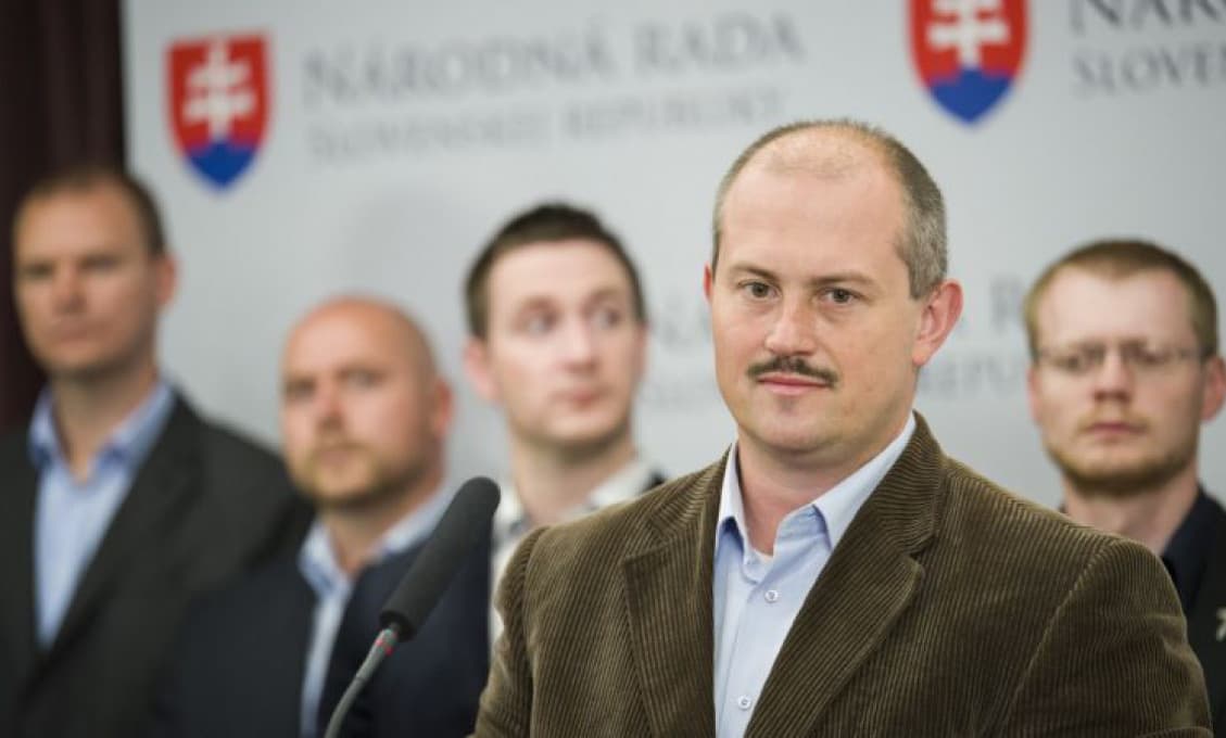 "Neviete, na ktorom cintoríne položili dnes vence vojakom Červenej armády Uhrík, Kotleba alebo Mazurek?" pýta sa Danko