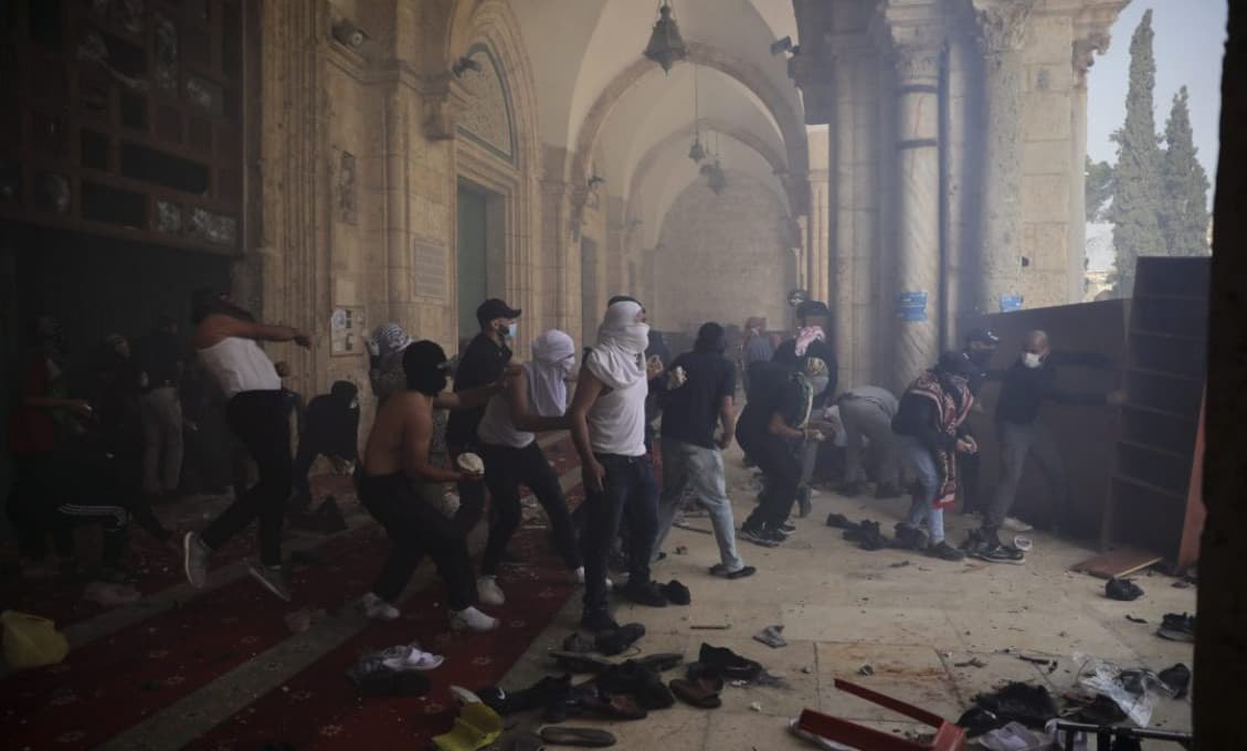 Izraelské jednotky vtrhli do mešity v Jeruzaleme. Zranili niekoľko stoviek Palestínčanov (VIDEO)