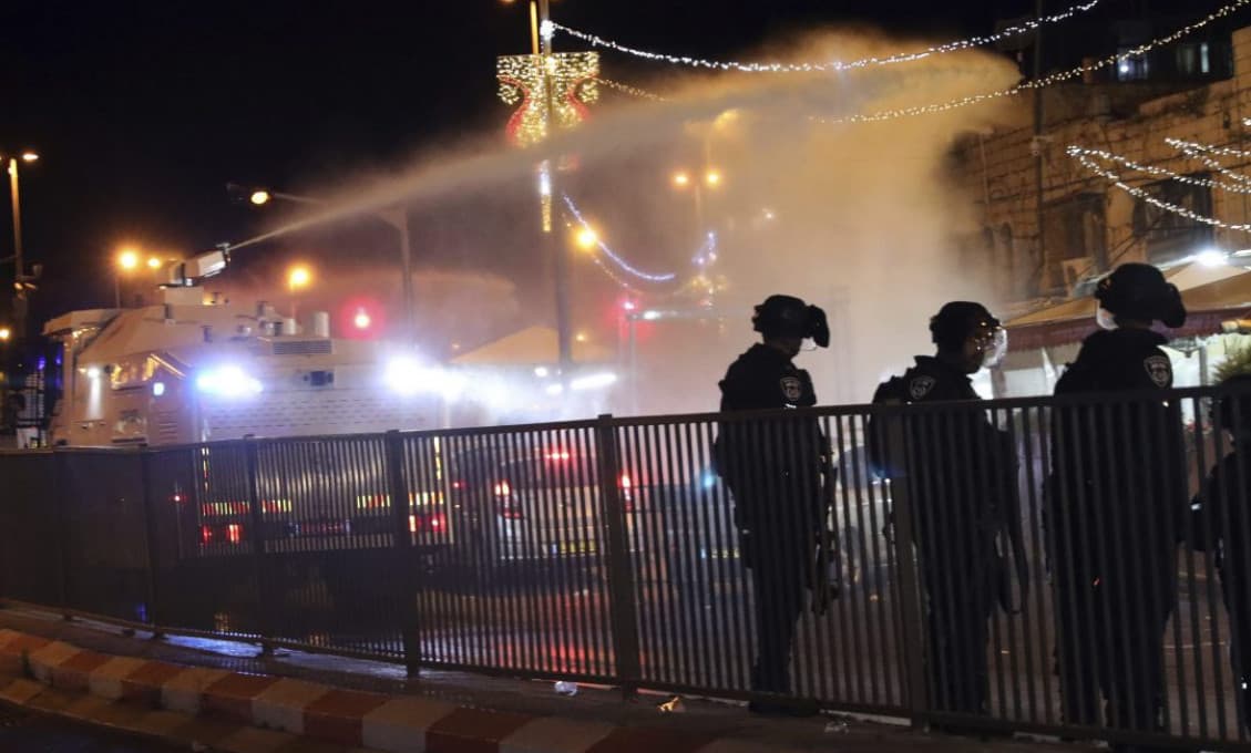 Polícia v Paríži nasadila vodné delá na rozptýlenie pro-palestínskych demonštrantov (VIDEO)