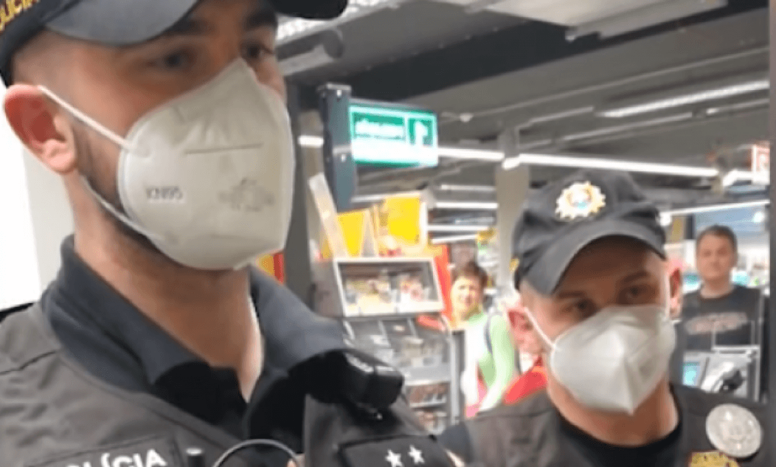 Neuveriteľné, ďalší obyčajný „bezrúškovec“ vyhral súboj kto z koho s policajtami (VIDEO)