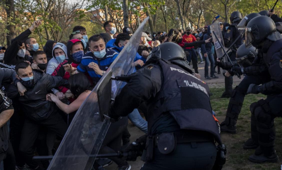 Nový prieskum EÚ: Hrozí spustenie politickej nespokojnosti, dôvera vo vlády klesá