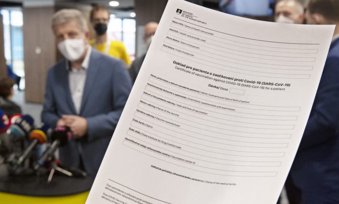 Ďalší trapas: Dlho očakávaný očkovací certifikát sa nevyhol školáckym chybám