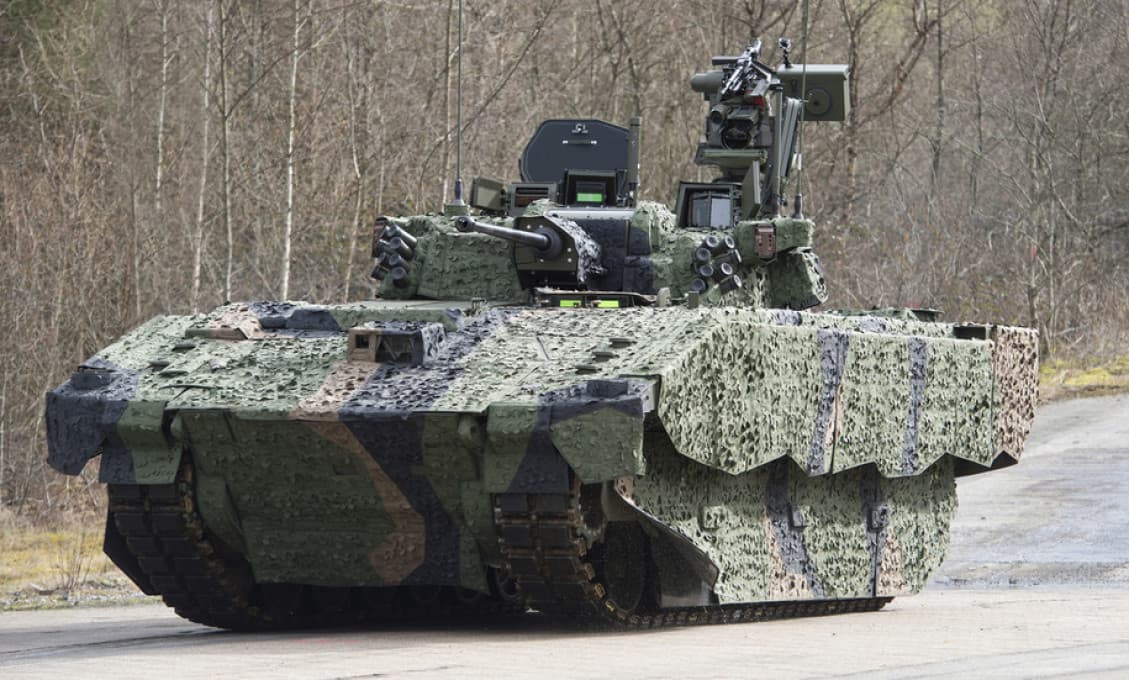 Škandál: Briti utratili miliardy za tanky, ktoré nemôžu strieľať v pohybe